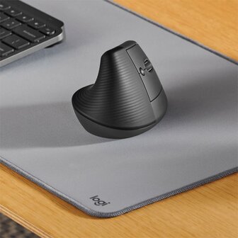 Logitech Lift | Ergonomische Draadloze Muis | RF-Draadloos + Bluetooth | 4000 DPI | Grafiet