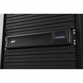 APC Smart-UPS SMT3000RMI2UC | 3000 VA / 2700 W | Rack Mount 2U | 8x IEC C13 &amp; 1x IEC C19 | Pure Sine Wave | SmartConnect &amp; AVR | LCD-scherm