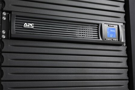 APC Smart-UPS SMC1000I-2UC | 1000 VA / 600 W | 2U Rackmount | 4x IEC C13 Stopcontacten | AVR Spanningsregeling | LCD-scherm | SmartConnect