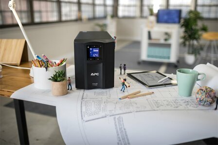 APC Smart-UPS SMC1000IC | 1000 VA / 600 W | Tower UPS | 8x IEC C13 Stopcontacten | Pure Sine Wave | AVR Spanningsregeling | LCD-scherm | SmartConnect