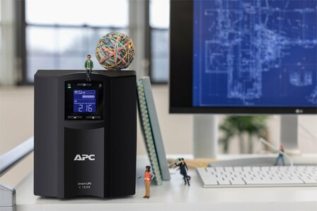 APC Smart-UPS SMC1000IC | 1000 VA / 600 W | Tower UPS | 8x IEC C13 Stopcontacten | Pure Sine Wave | AVR Spanningsregeling | LCD-scherm | SmartConnect