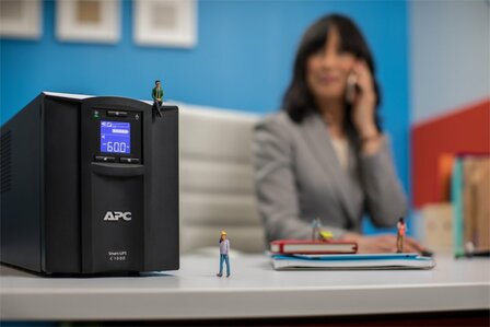 APC Smart-UPS SMC1000IC | 1000 VA / 600 W | Tower UPS | 8x IEC C13 Stopcontacten | Pure Sine Wave | AVR Spanningsregeling | LCD-scherm | SmartConnect