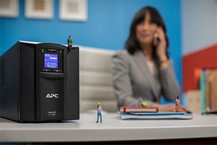 APC Smart-UPS SMC1500IC | 1500 VA / 900 W | Zuivere Sinusgolf-uitgang (netstroomkwaliteit) | 8x IEC | AVR | LCD | SmartConnect