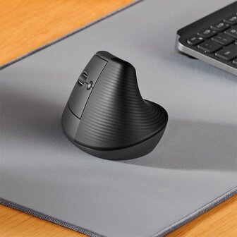Logitech Lift muis | Linkshandige Ergonomische Draadloze Muis | RF-Draadloos + Bluetooth | 4000 DPI | Grafiet