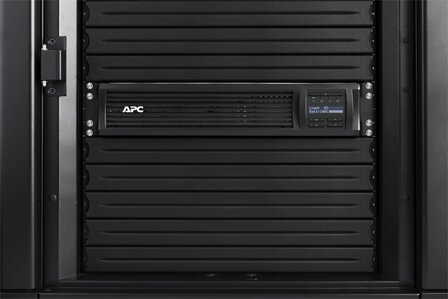 APC Smart-UPS SMT2200RMI2UC | 2200 VA / 1980 W | 2U Rackmount | 8x IEC C13 &amp; 1x IEC C19 Stopcontacten | Zuivere Sinusgolf | AVR Spanningsregeling | LCD-scherm | SmartConnect