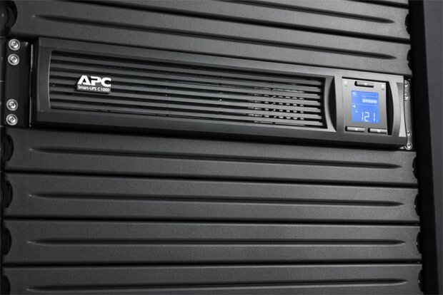 APC Smart-UPS SMC1000I-2UC | 1000 VA / 600 W | 2U Rackmount | 4x IEC C13 Stopcontacten | AVR Spanningsregeling | LCD-scherm | SmartConnect