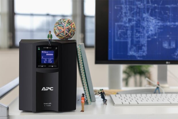 APC Smart-UPS SMC1500IC | 1500 VA / 900 W | Zuivere Sinusgolf-uitgang (netstroomkwaliteit) | 8x IEC | AVR | LCD | SmartConnect